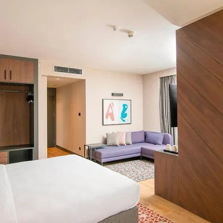 Crowne Plaza By Ihg Szálloda