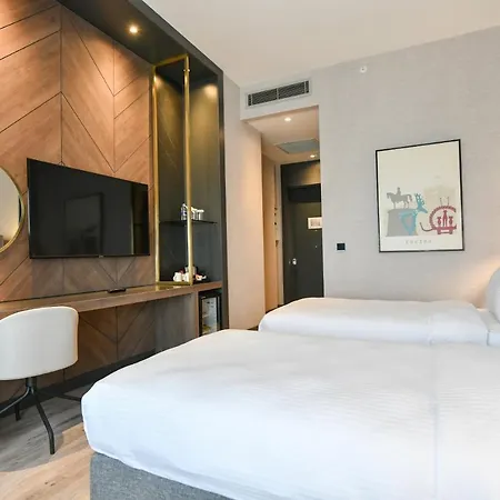 Crowne Plaza By Ihg Hotell