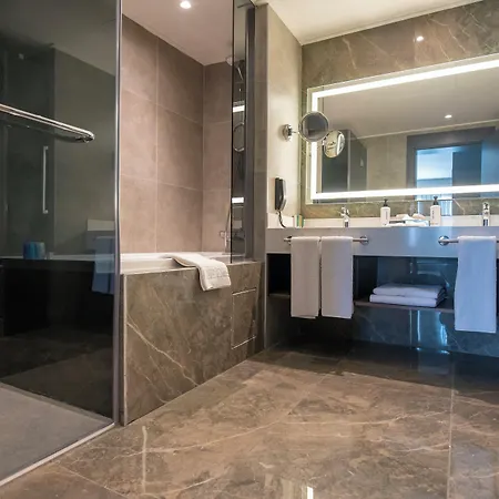 Отель Crowne Plaza By Ihg 5*